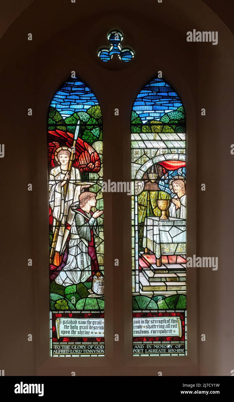Buntglasfenster zum Gedenken an den Dichter Lord Tennyson in der St. Bartholomew's Church, Haslemere, England, Großbritannien Stockfoto