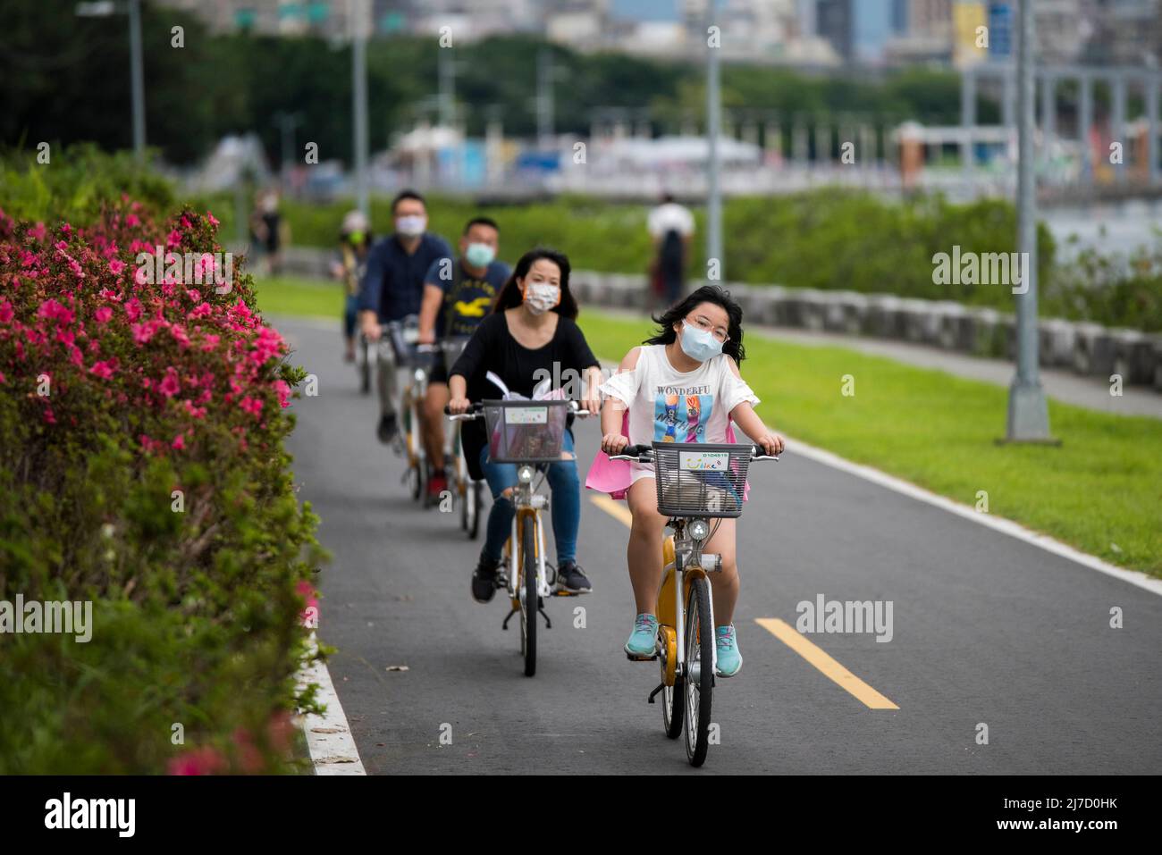 8. Mai 2022, Taipei, N/A für Taiwan, Taiwan: Radfahrer an einem Frühlingssonntag im Yanpin Riverside Park in Taipeh. Taiwan hat seit dem Ausbruch der Pandemie eine Rekordzahl von COVID-19 erlebt, da der ostasiatische Inselstaat allmählich von seiner Null-Politik zu einem Leben mit dem Virus übergeht. (Bild: © Brennan O'Connor/ZUMA Press Wire) Stockfoto