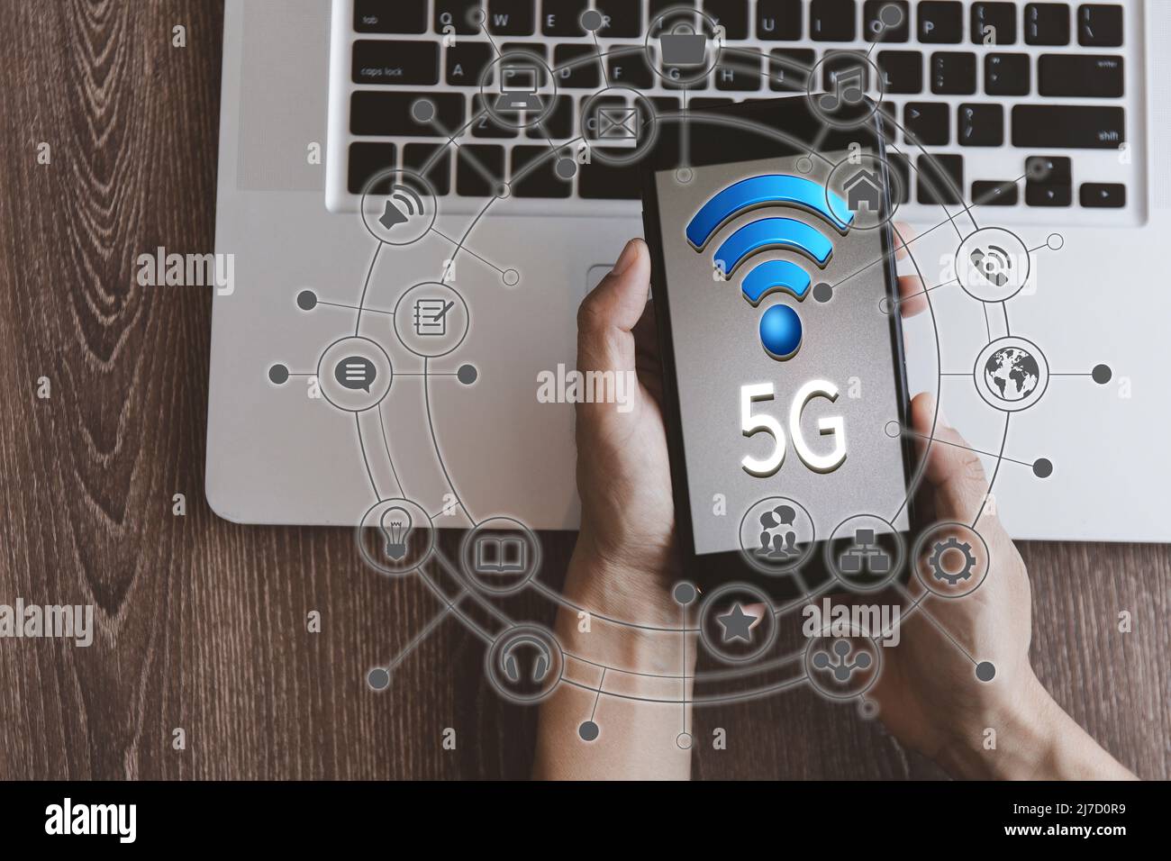 Draufsicht Hand der Frauen halten mobilephone connect Network 5G mit Icon-Konzept, Technologie Netzwerk drahtlose Systeme und Internet der Dinge, neue Technolo Stockfoto