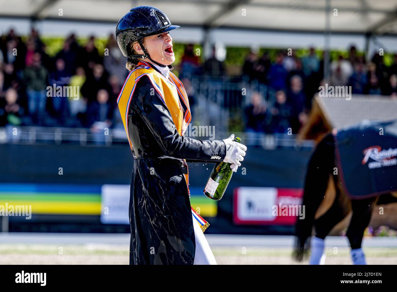 Ermelo, Niederlande, 2022-05-08 17:23:52 ERMELO - Dinja van Liere und Hermès wurden während der niederländischen Dressurmeisterschaft Sieger. ANP ROBIN UTRECHT niederlande Out - belgien Out Stockfoto
