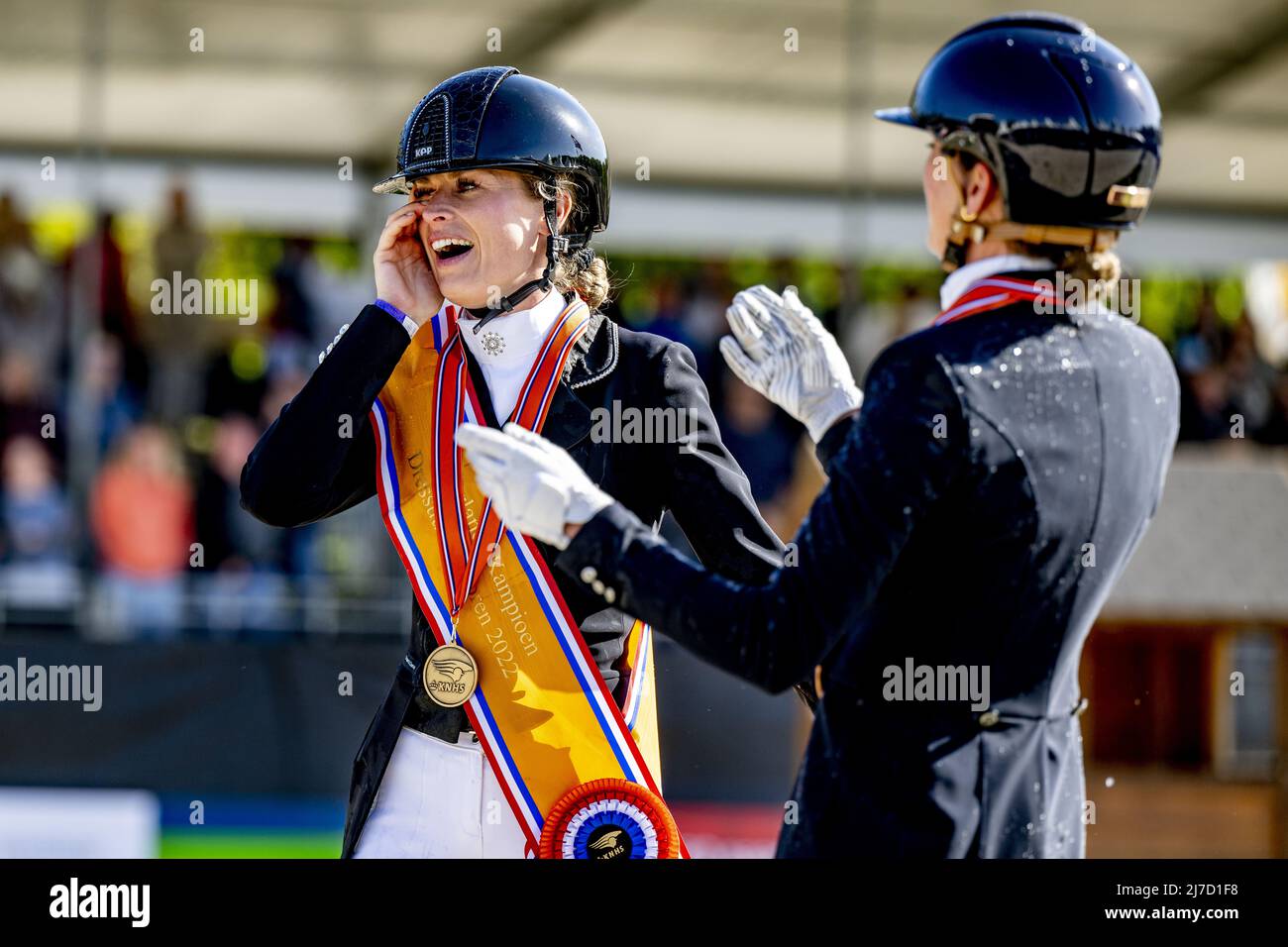 Ermelo, Niederlande, 2022-05-08 17:24:02 ERMELO - Dinja van Liere und Hermès wurden während der niederländischen Dressurmeisterschaft Sieger. ANP ROBIN UTRECHT niederlande Out - belgien Out Stockfoto