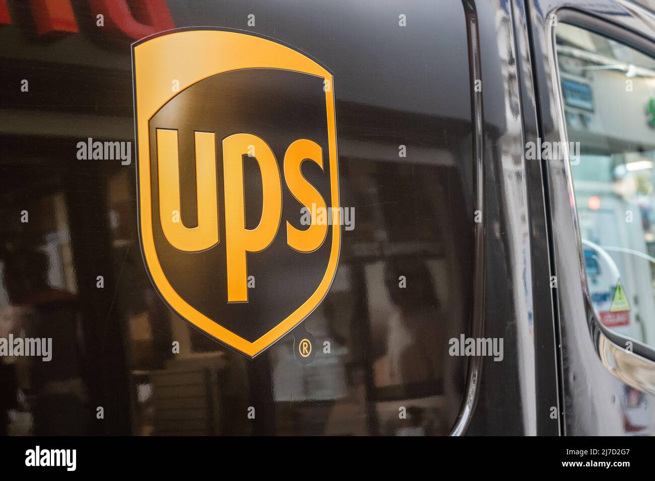 UPS-Logo auf einem Lieferwagen in Cork, Irland. Stockfoto