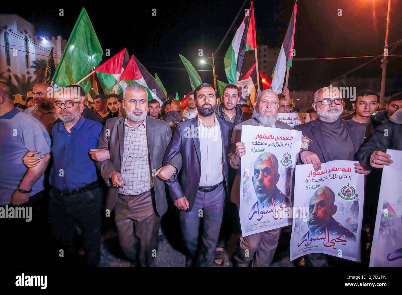 Gaza, Palästina - am 07. Mai 2022 zeigen palästinensische Hamas-Anhänger Bilder des Hamas-Führers Yahya Sinwar, während sie in Richtung seines Hauses marschieren, um der Führung des Widerstands und als Reaktion auf die israelischen Drohungen Treue zu versprechen. Die israelische Armee übermittelte der Hamas in Gaza eine Botschaft, dass sie die Entscheidung zur Liquidation von Yahya Sinwar getroffen hatte. Stockfoto