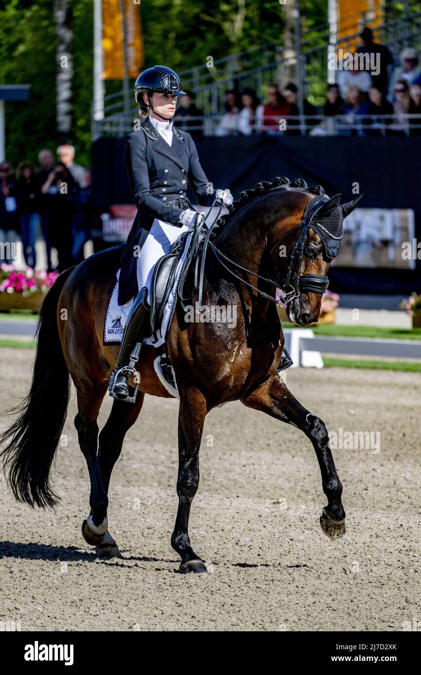2022-05-08 16:57:56 ERMELO - Dinja van Liere und Hermès wurden Meister während der niederländischen Dressurmeisterschaft. ANP ROBIN UTRECHT niederlande Out - belgien Out Stockfoto