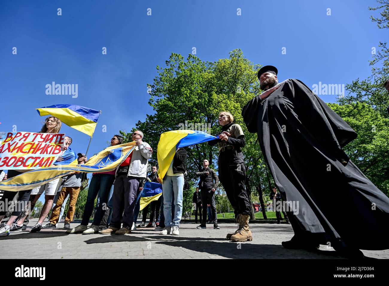 ZAPORIZHZHIA, UKRAINE - 7. MAI 2022 - Demonstranten rufen die Weltgemeinschaft auf, bei der Evakuierung ukrainischer Verteidiger aus Mariupol, einem por, zu helfen Stockfoto