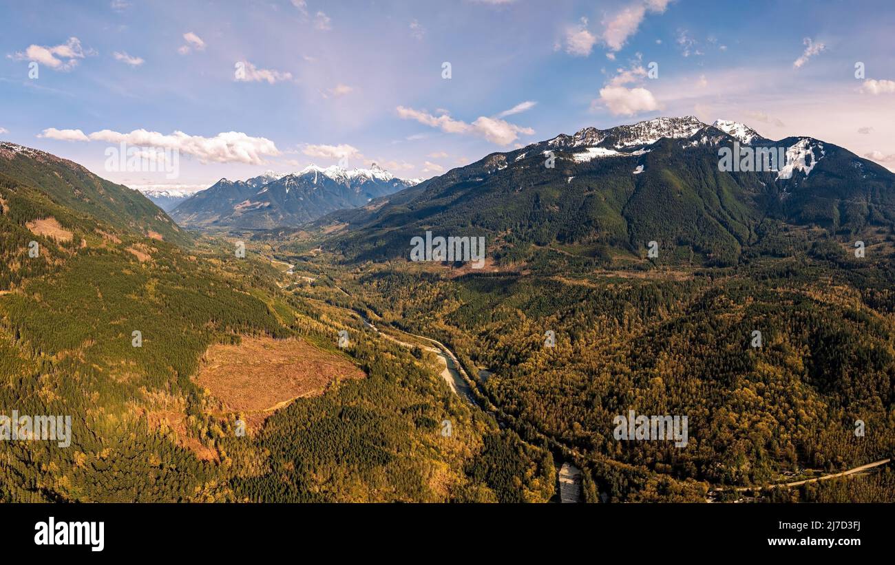 Luftaufnahme des Chilliwack River, des Tals und der Gipfel von MacFarlane, Crossover und Slesse Mountains in der Cascade Mountain Range von Th aus gesehen Stockfoto