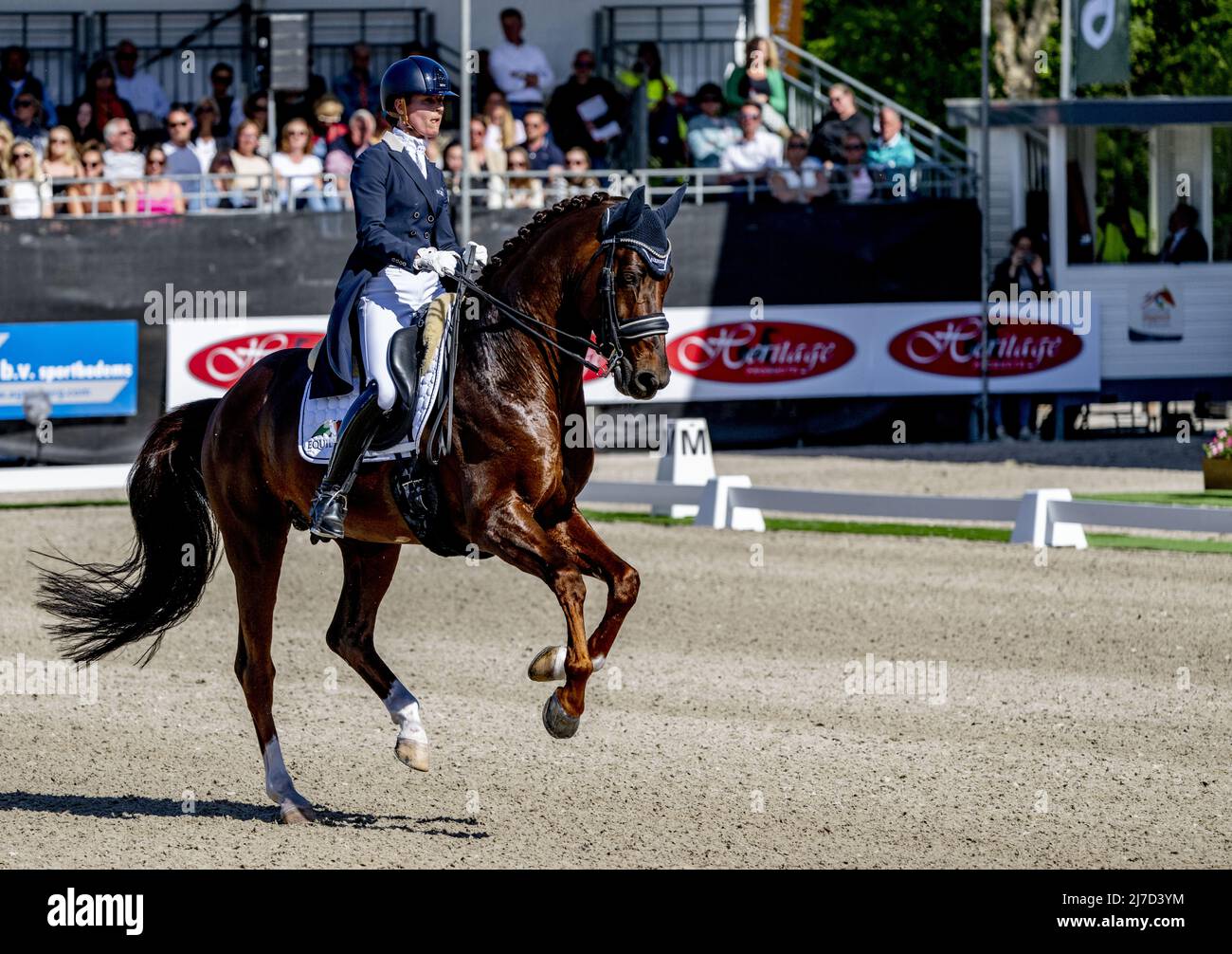 Ermelo, Niederlande, 2022-05-08 16:40:37 ERMELO - Adelinde Cornelissen auf Fleau de Baian während der niederländischen Dressur-Meisterschaft. ANP ROBIN UTRECHT niederlande Out - belgien Out Stockfoto