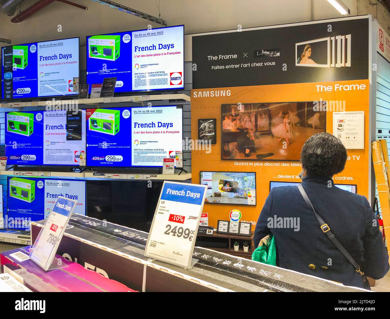 Paris, Frankreich, Leute, die im französischen Haushaltsgerätegeschäft einkaufen, Darty, Fernseher Display, darty Multimedia, Samsung Electronics, Konsumgüter, Haushaltskonsum Stockfoto