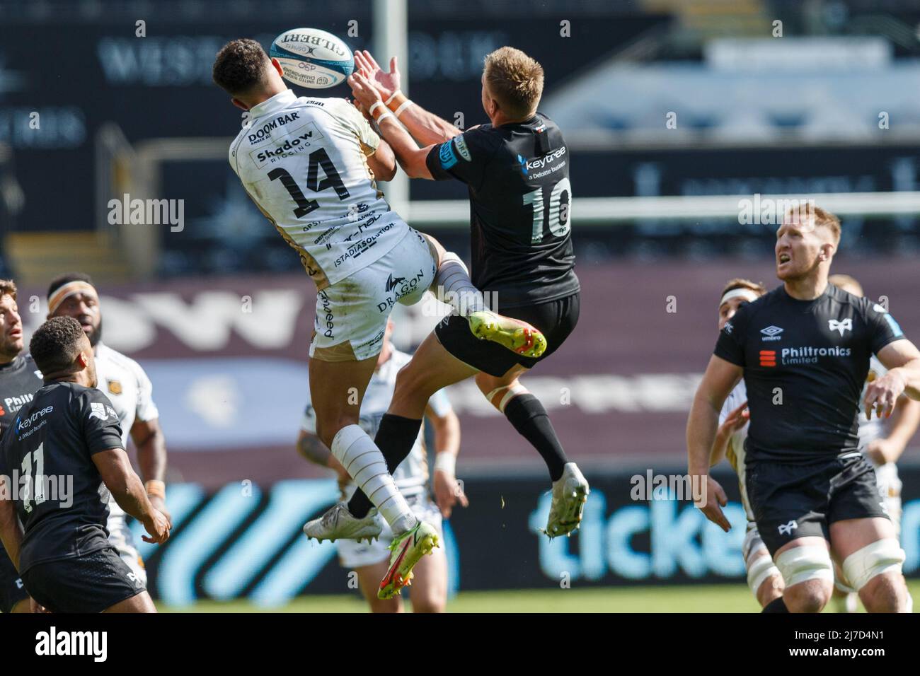 Swansea, Großbritannien. 8. Mai 2022. Rio Dyer of Dragons und Gareth Anscombe von Ospreys gehen für einen hohen Ball während der Ospreys gegen Dragons United Rugby Championship Match. Kredit: Gruffydd ThomasAlamy Stockfoto