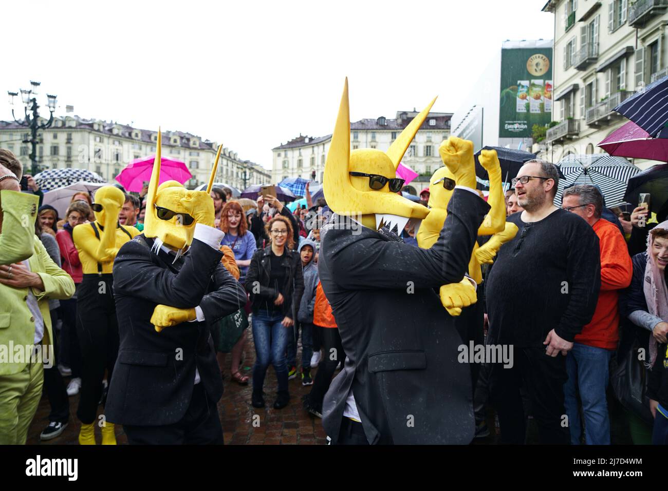 Flash Mob unter den Subwoolfer-Fans zum gemeinsamen Tanzen geben dem Wolf Eine Banane. Der Eurovision Song Contest 2022 in Turin, Italien. TURIN, ITALIEN - MAI 2022 Stockfoto