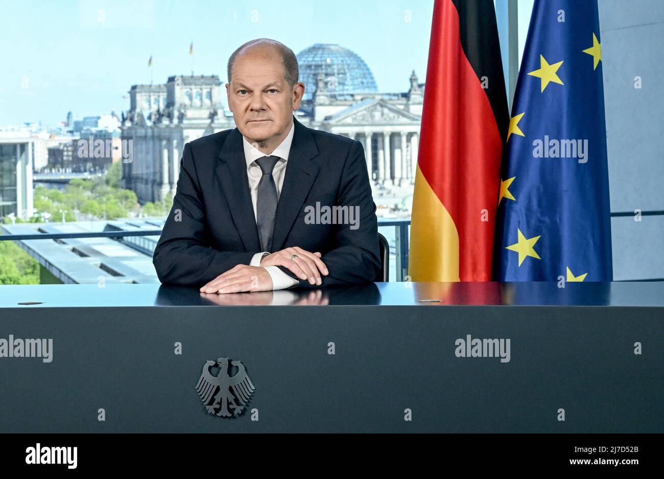 Dpatop - 08. Mai 2022, Berlin: ACHTUNG: PUBLIKATIONSAUSSCHNITTZEIT 6:00 UHR (MESZ). Bundeskanzler Olaf Scholz (SPD) hält eine Fernsehansprache an das Land zum Krieg in der Ukraine. Foto: Britta Pedersen/dpa/Pool/dpa Stockfoto