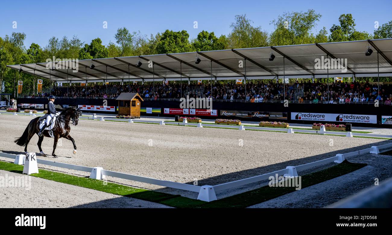 Ermelo, Niederlande, 2022-05-08 16:49:51 ERMELO - Marlies van Baalen on Go Legende während der niederländischen Dressur-Meisterschaft. ANP ROBIN UTRECHT niederlande Out - belgien Out Stockfoto