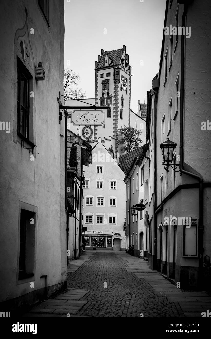 Füssen, Bayern, Deutschland - 28. April 2013: Alte Straße in der Altstadt von Füssen Stockfoto