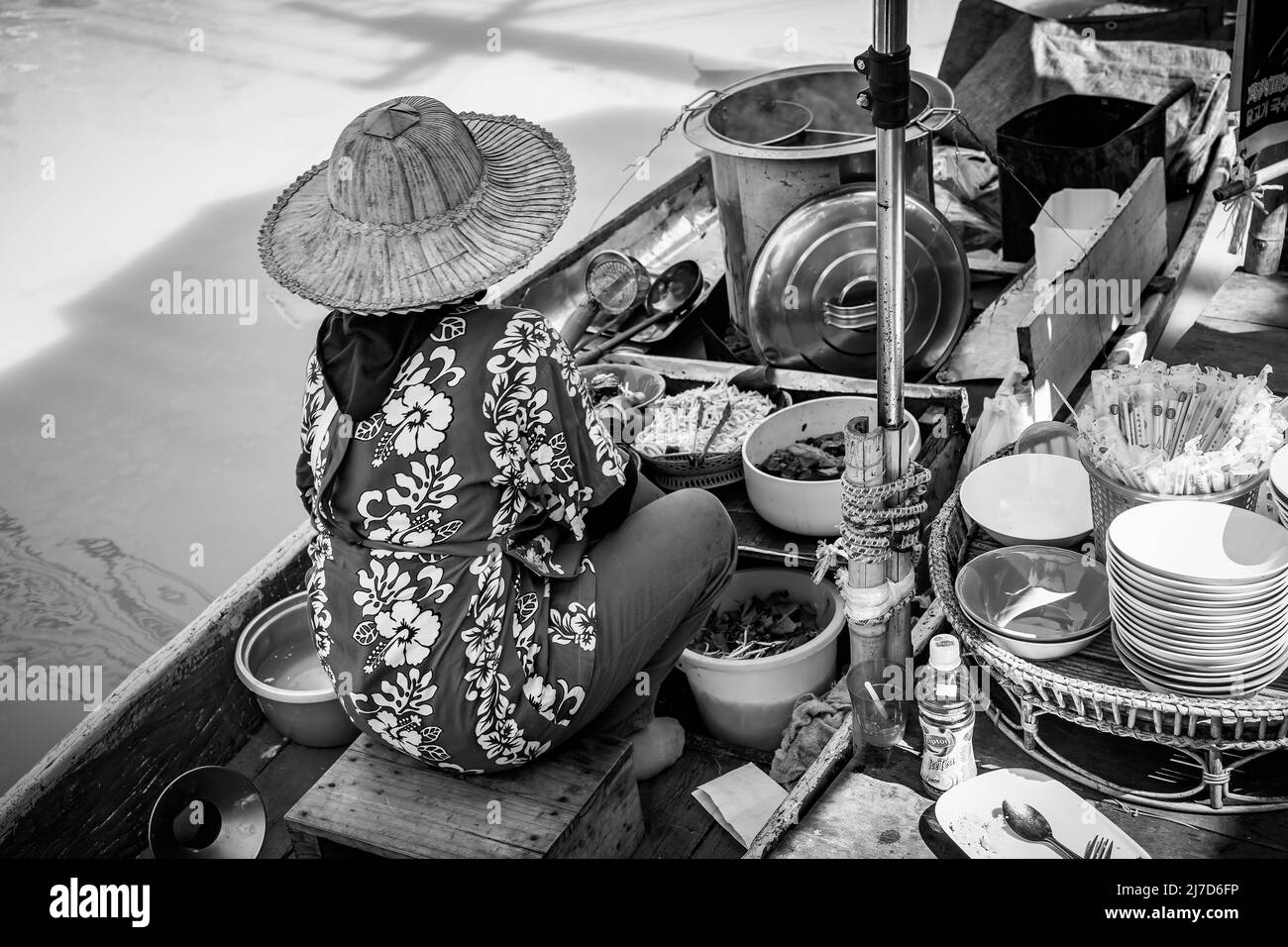 Pattaya, Thailand - 6. Dezember 2009: Street Food Vendor in boat at at Pattaya Floating Market. Schwarzweiß-Fotografie Stockfoto