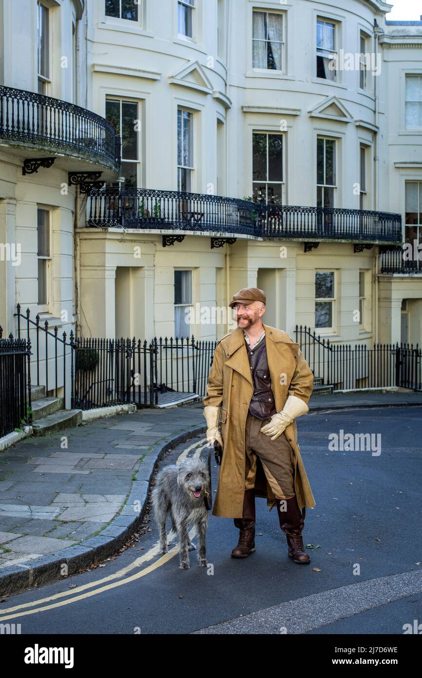 Stilvoller Mann, der Hund auf der Straße läuft Stockfoto