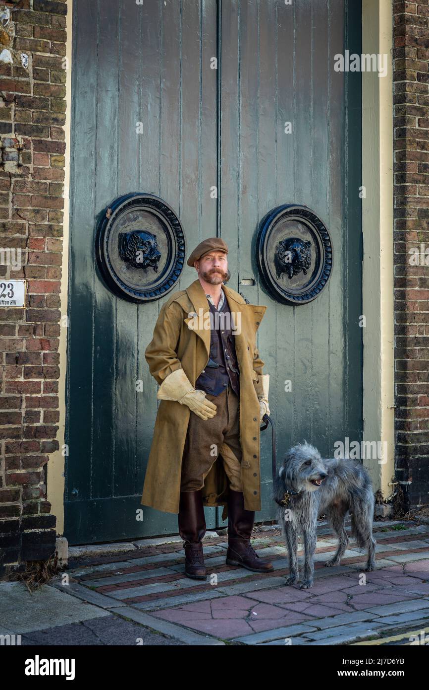 Stilvoller Mann, der Hund auf der Straße läuft Stockfoto