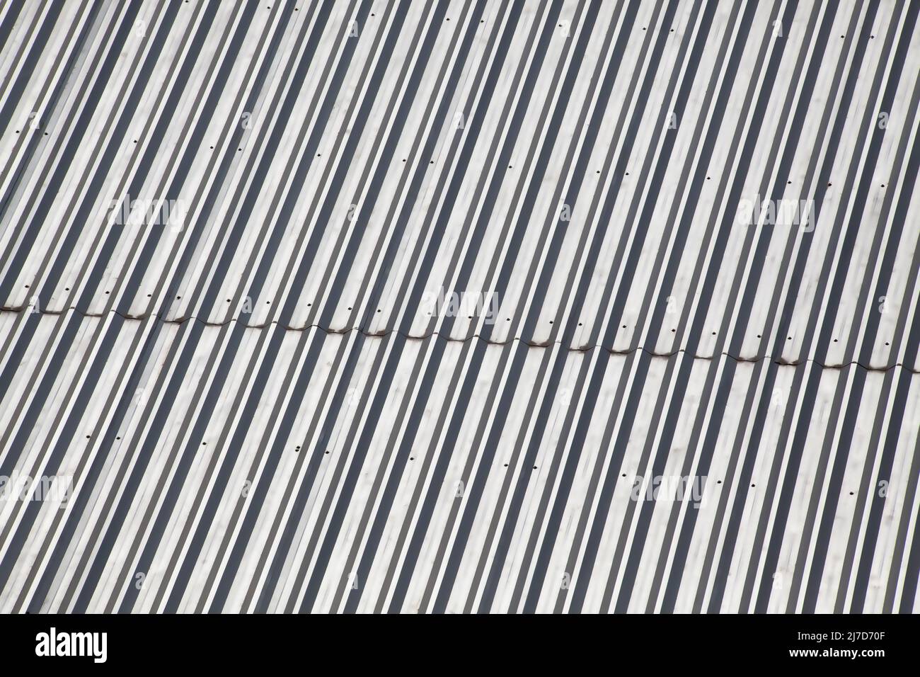 Dachblech Glänzendes Metalldach. Abstrakter Hintergrund der Struktur des Baumaterials. Dachmaterial. Stockfoto