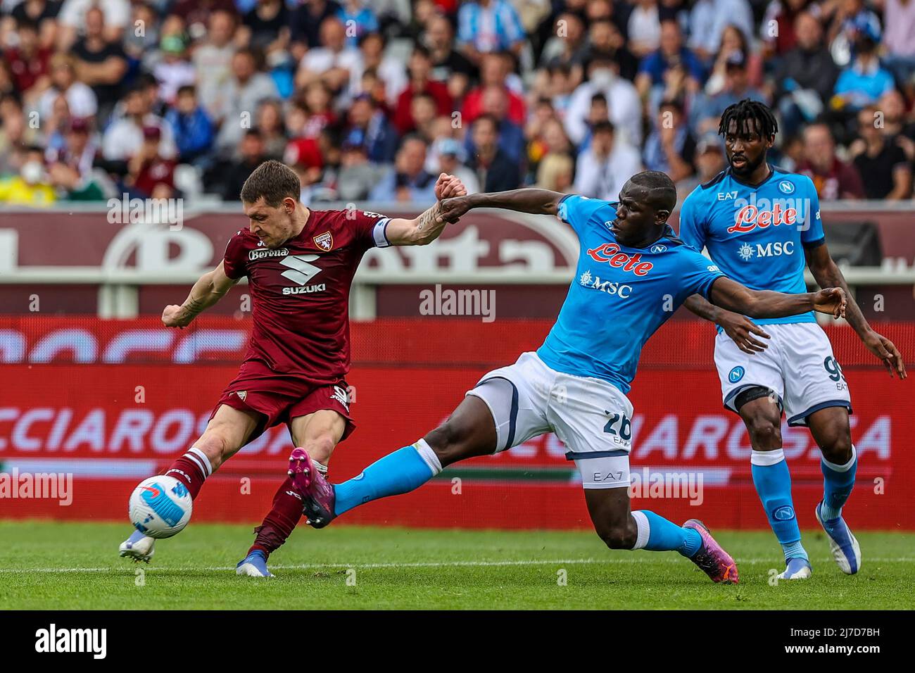 Stadio Olimpico Grande Torino, Italien, 7/05/2022, Andrea Belotti vom FC Turin und Kalidou Koulibaly vom SSC Napoli im Einsatz während des Fußballspiels der Serie A 2021/22 zwischen dem FC Turin und dem SSC Napoli im Stadio Olimpico Grande Torino. (Endstand; Turin FC 0 - 1 SSC Napoli) Stockfoto