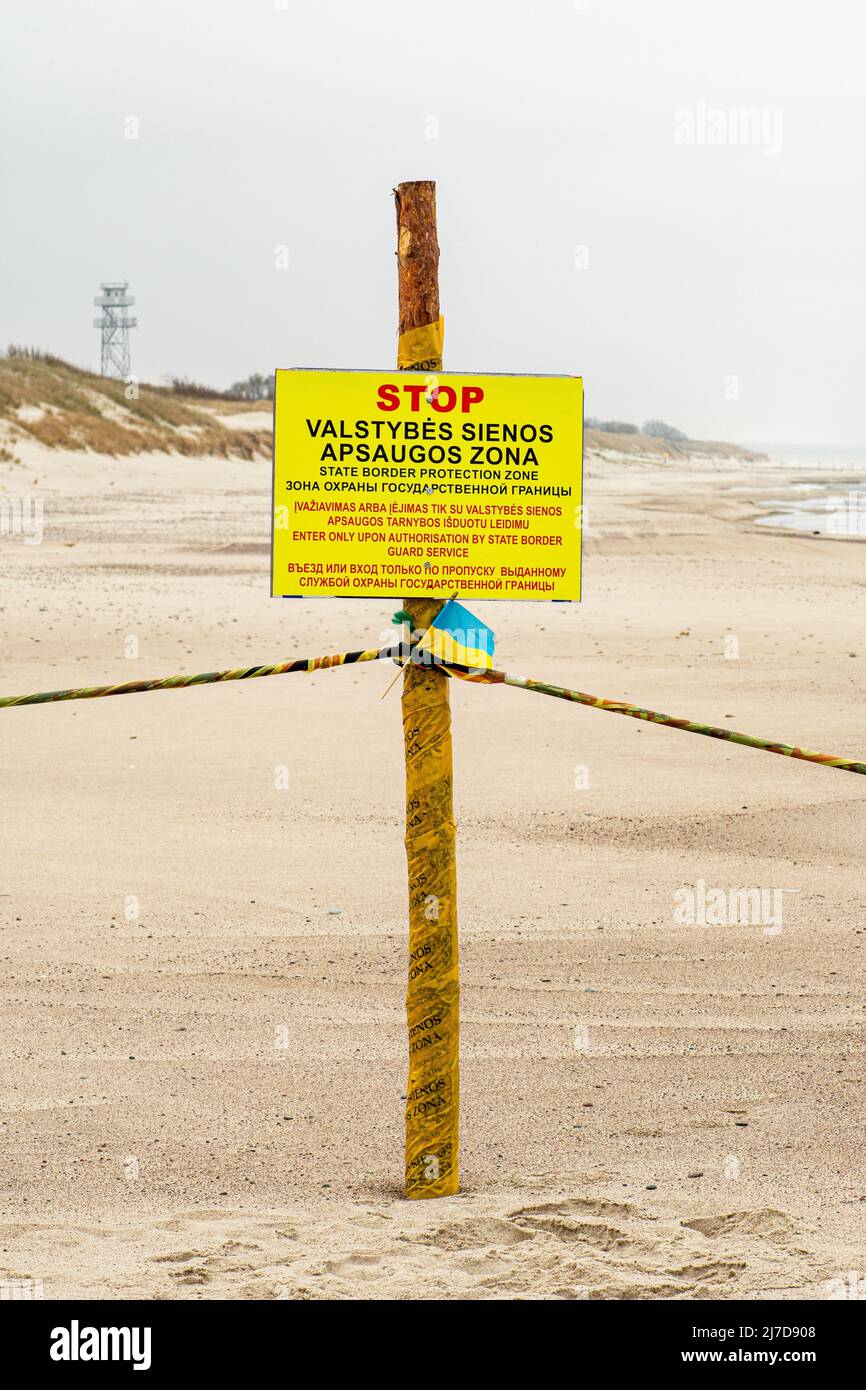Die Staatsgrenze zwischen Litauen und der russischen Enklave „Königsberg“ in Russland wurde aufgrund von Sanktionen der Europäischen Union mit Stoppschild geschlossen Stockfoto