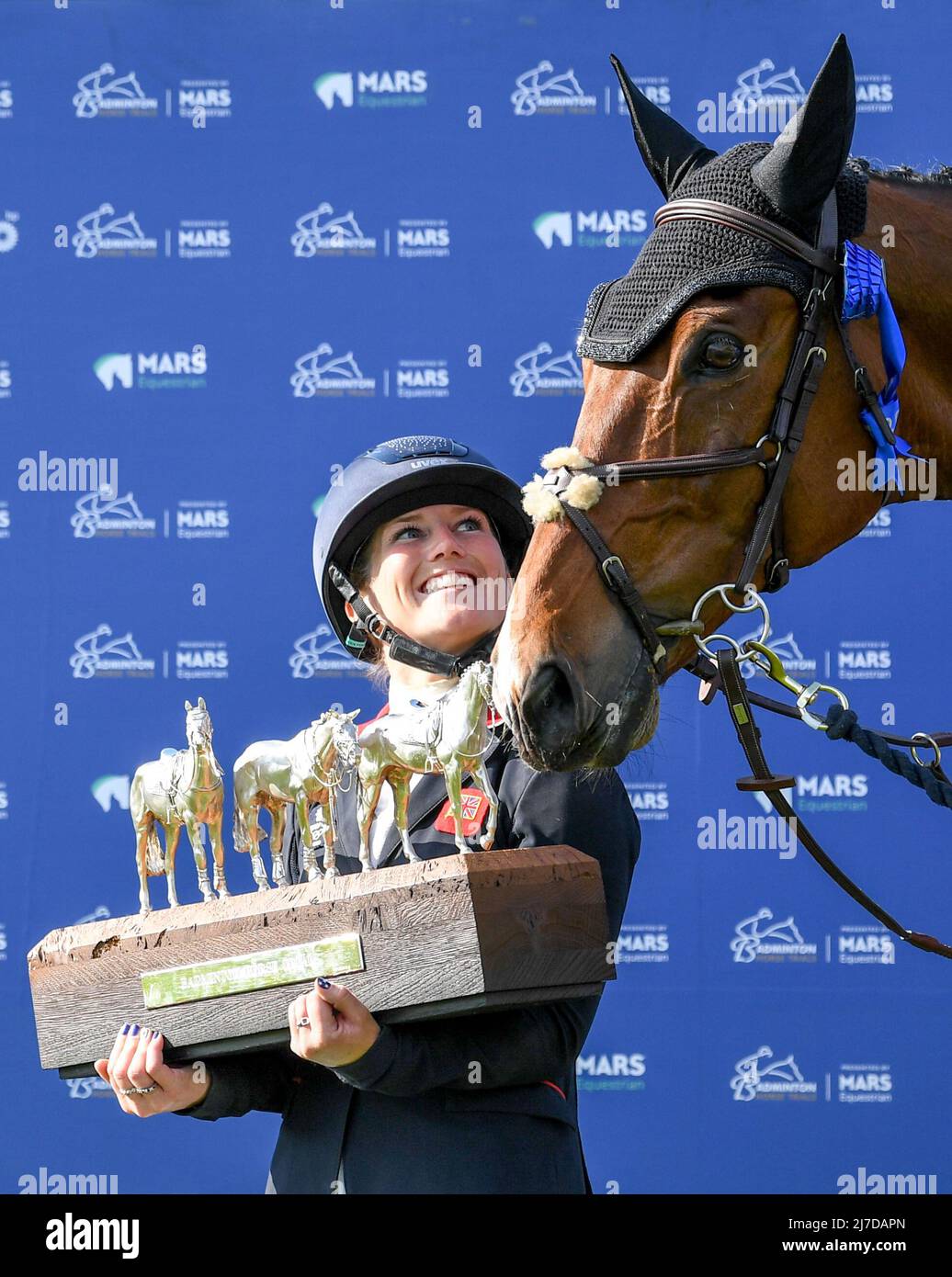 8.. Mai 2022, Badminton Estate, Gloucestershire, England; Mars Equestrian Badminton Horse Trials, Tag 5; Laura Collett hält zusammen mit London 52 die Siegertrophäe der Badminton Horse Trials Stockfoto