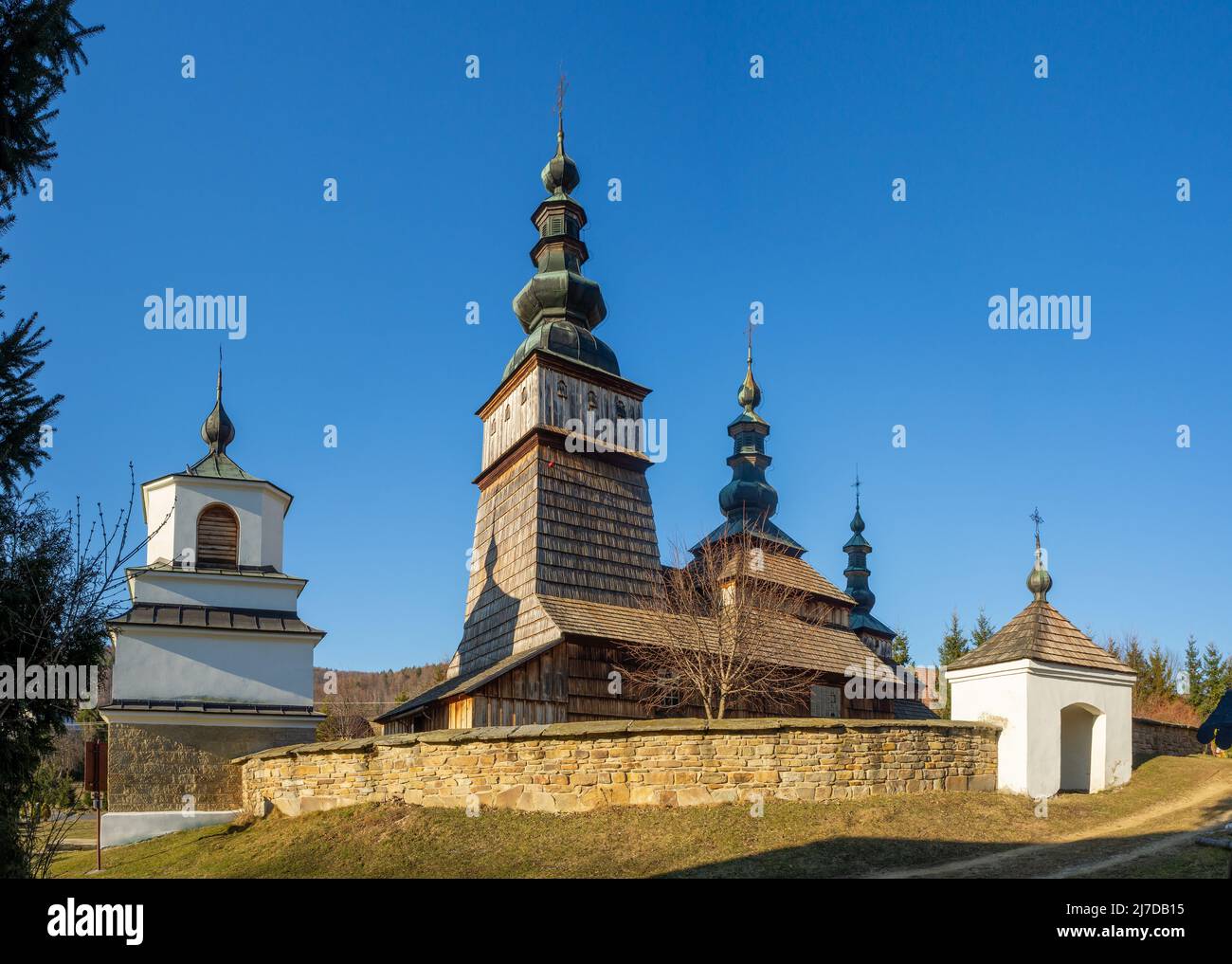 Alte orthodoxe Kirche in Owczary, Polen. Erbaut im 17.. Jahrhundert. Jetzt sowohl als römisch-katholische und griechisch-katholische Kirche verwendet. UNESCO-Weltkulturerbe Stockfoto