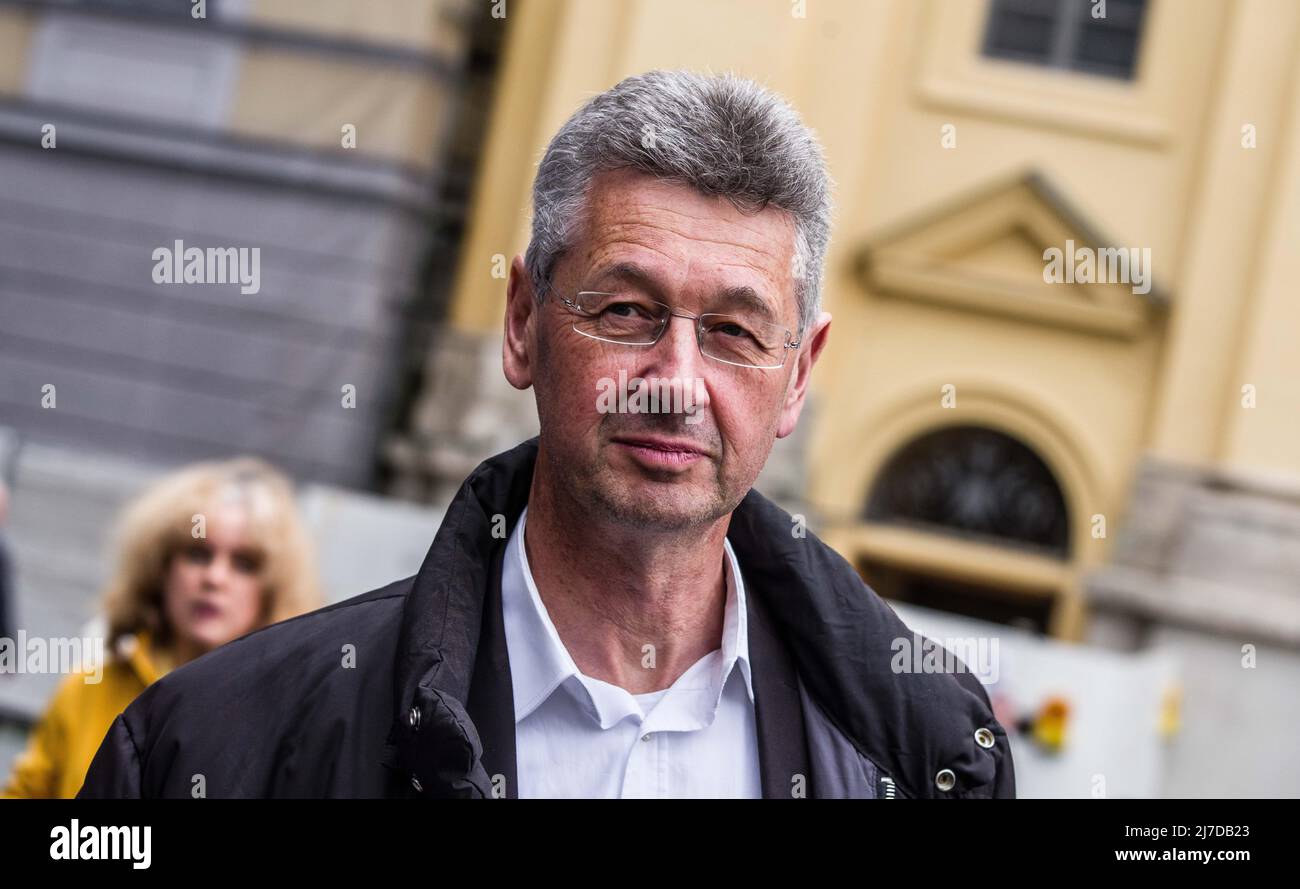 München, Bayern, Deutschland: 8. Mai 2022, Kulturminister MICHAEL PIAZOLO. Mitglieder der russischen Opposition gegen das Putin-Regime sowie Ukrainer organisierten mindestens zwei separate Demos in München, um gegen die Krieg- und Kriegsverbrechen zu protestieren und ein Embargo für russisches Öl und Gas zu fordern. Die Demos fielen mit den Feierlichkeiten zum 8../9.. Mai und dem Tag des Sieges zusammen, den Putin-freundliche Russen am nächsten Tag geplant hatten. (Bild: © Sachelle Babbar/ZUMA Press Wire) Stockfoto