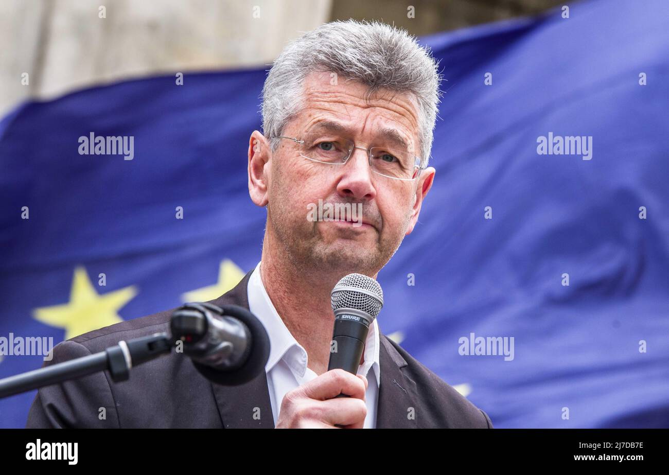 München, Bayern, Deutschland: 8. Mai 2022, Kulturminister MICHAEL PIAZOLO. Mitglieder der russischen Opposition gegen das Putin-Regime sowie Ukrainer organisierten mindestens zwei separate Demos in München, um gegen die Krieg- und Kriegsverbrechen zu protestieren und ein Embargo für russisches Öl und Gas zu fordern. Die Demos fielen mit den Feierlichkeiten zum 8../9.. Mai und dem Tag des Sieges zusammen, den Putin-freundliche Russen am nächsten Tag geplant hatten. (Bild: © Sachelle Babbar/ZUMA Press Wire) Stockfoto