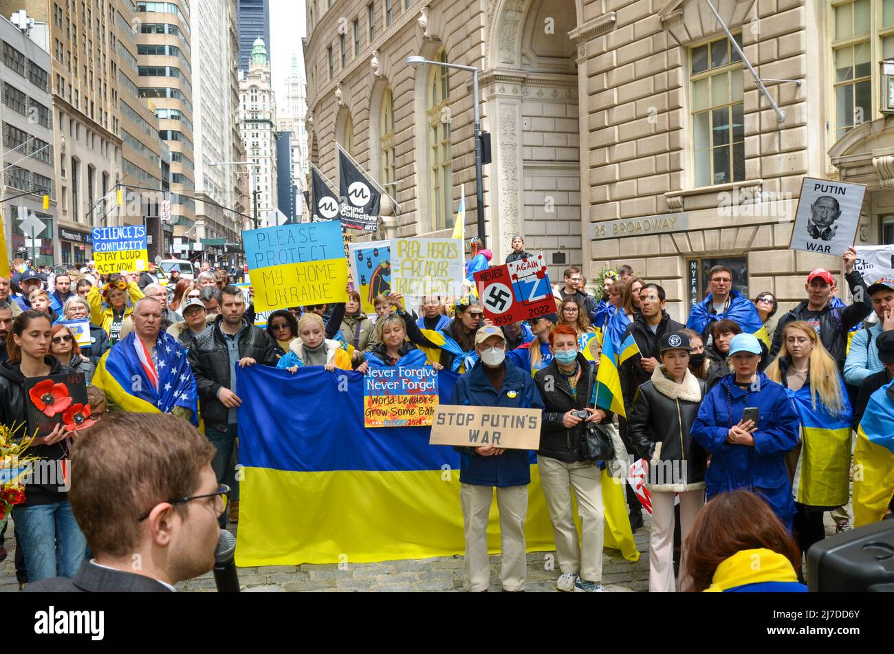 Hunderte versammeln sich am 8. Mai 2022 im Bowling Green Park in New York City, um sich solidarisch mit der Ukraine zu stellen. Stockfoto