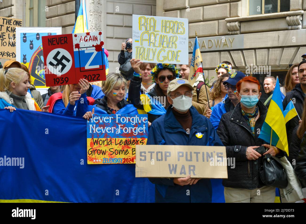 Die Teilnehmer halten am 8. Mai 2022 im Bowling Green Park, New York City, Banner, um die Unterstützung der Ukraine zu zeigen. Stockfoto
