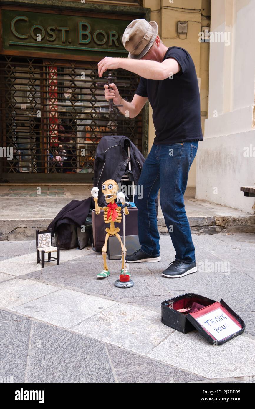 Straßenkünstler mit einer Skelettpuppe in La Valletta Stockfoto