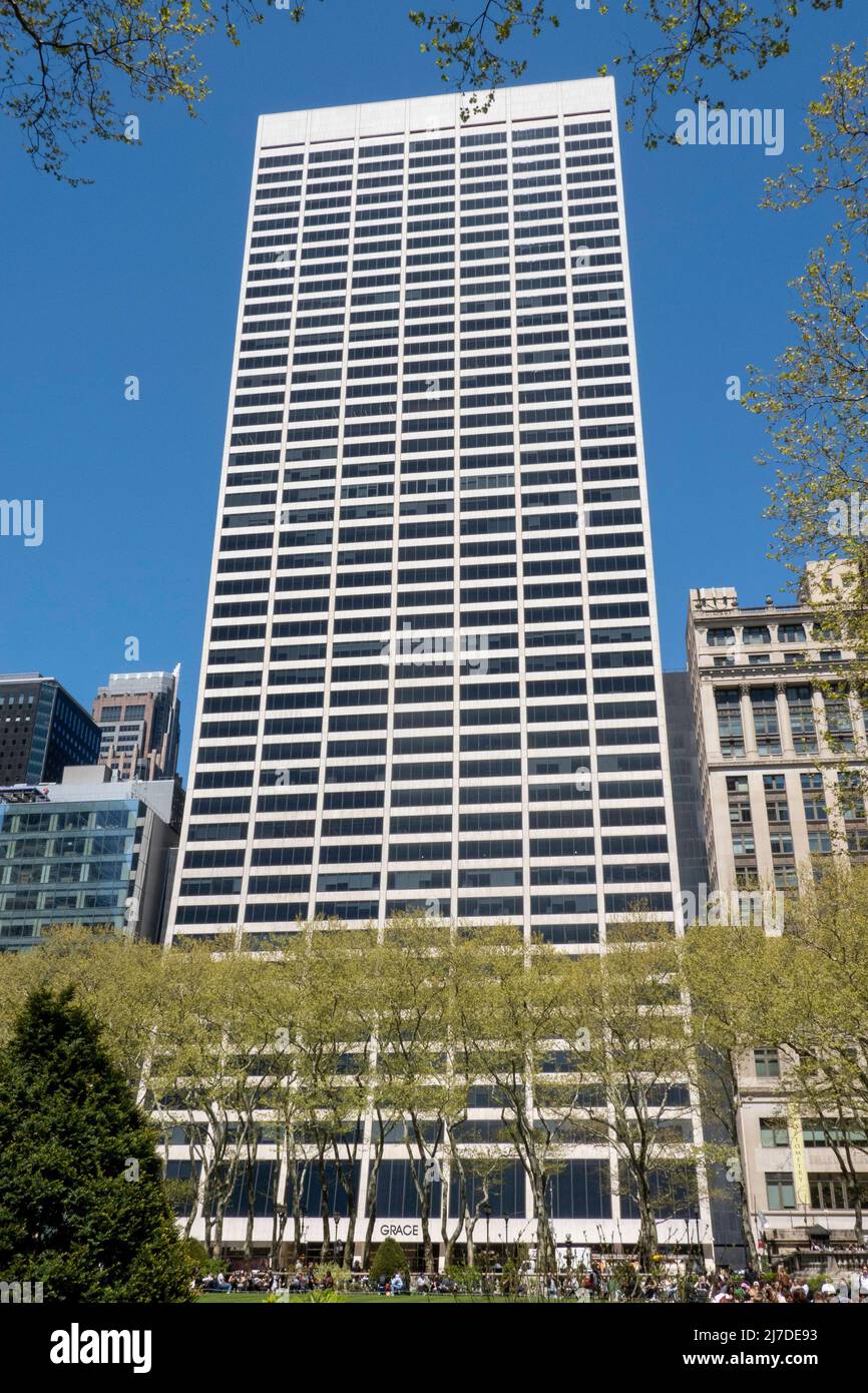 Das Grace Building blickt auf den Bryant Park in Midtown Manhattan, New York City, USA 2022 Stockfoto