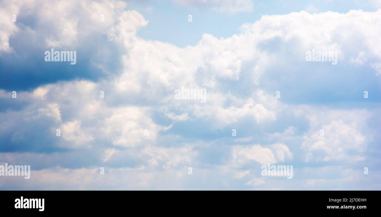 wolkiger Himmel bei windigem Wetter. Atmosphere Air Freedom Konzept. Naturserie im Frühling. Kreativer Gradienten-Hintergrund für Installation und Design Stockfoto