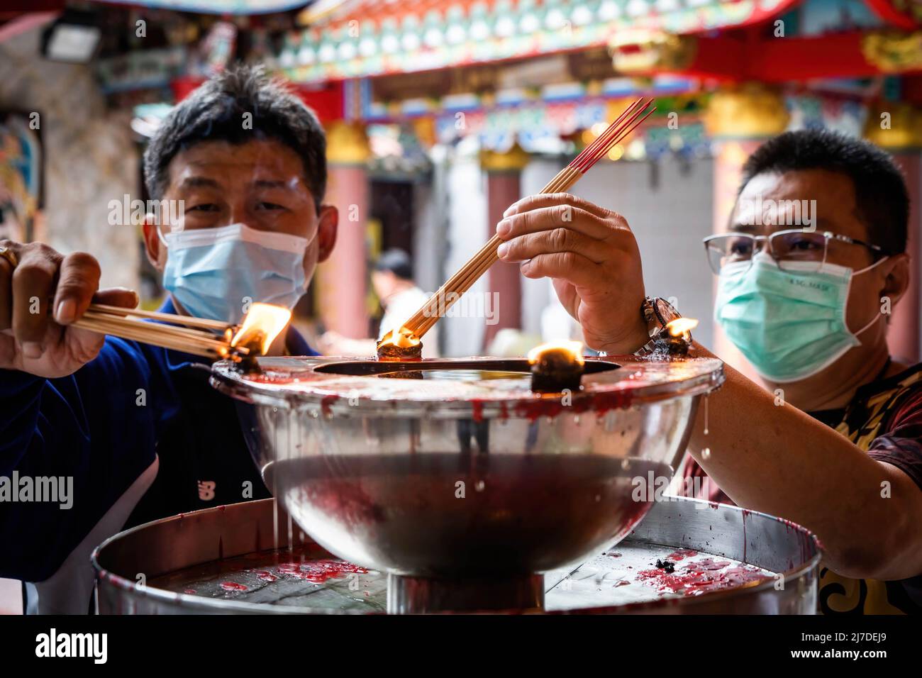 Menschen zünden Weihrauch an und beten während einer Zeremonie in einem Tempel in Chinatown. Thailand öffnet sich wieder für Touristen mit der Lockerung der Einreisebeschränkungen gemäß Thailand Pass. Stockfoto