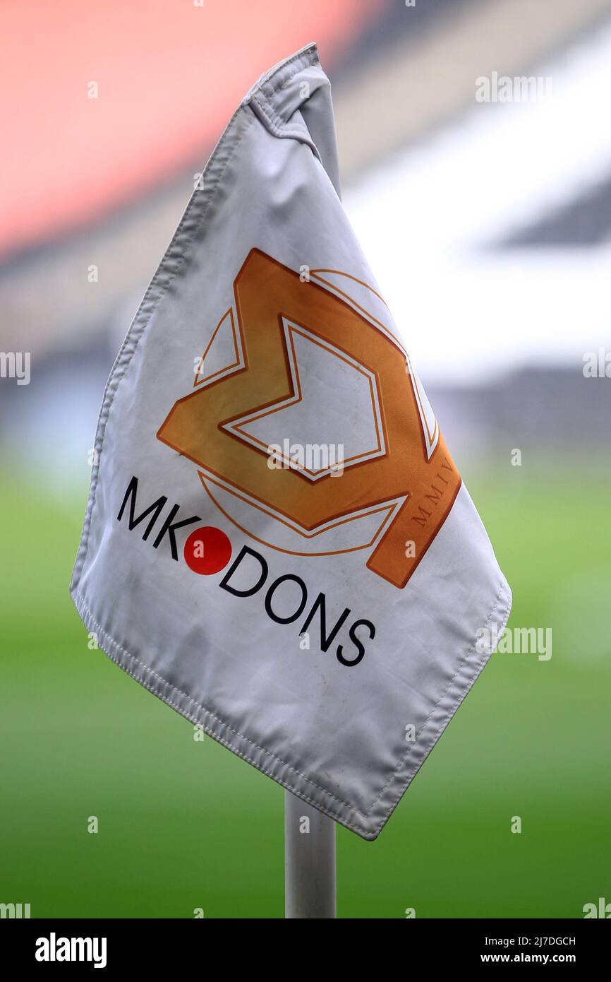 MK Dons FC-Eckflagge. EFL Skybet Football League One Play off semi final 2. leg match, MK Dons gegen Wycombe Wanderers im Stadium MK in Milton Keynes am Sonntag, 8.. Mai 2022. Dieses Bild darf nur für redaktionelle Zwecke verwendet werden. Nur zur redaktionellen Verwendung, Lizenz für kommerzielle Nutzung erforderlich. Keine Verwendung bei Wetten, Spielen oder Veröffentlichungen in einem Club/einer Liga/einem Spieler. Bild von Steffan Bowen/Andrew Orchard Sports Photography/Alamy Live News Stockfoto