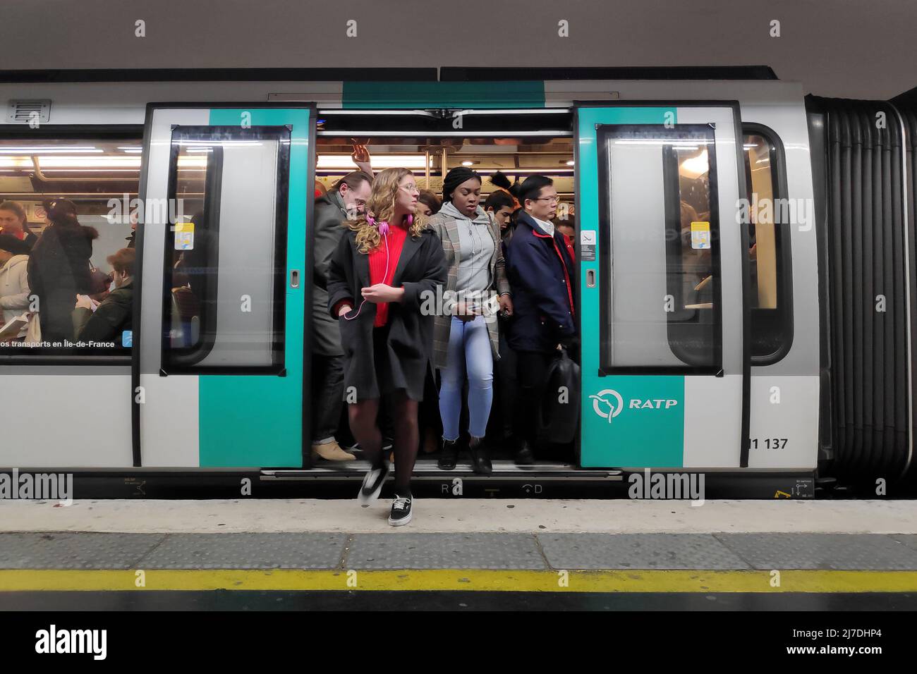 Paris, Frankreich - 09. November 2018: Pendler in einem überfüllten U-Bahn-Zug in der Pariser Metro. Stockfoto