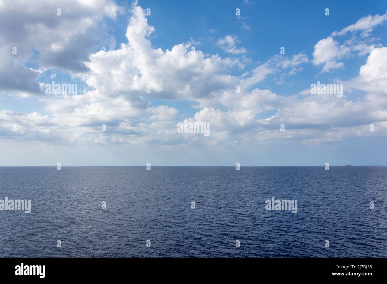 Blick auf das Meer und den Horizont vom Deck des Marella Explorer II-Kreuzfahrtschiffs, Karibisches Meer, Großantillen, Karibik Stockfoto