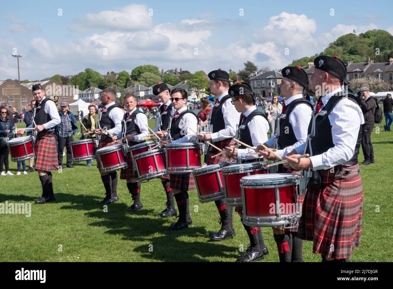 Greenock, Schottland, Großbritannien. 8.. Mai 2022. Die jährlichen Gourock Highland Games kehren nach einer zweijährigen Abwesenheit aufgrund der Covid-19-Pandemie zurück. Die Spiele feiern die schottische Kultur mit großen Wettbewerben für Pfeifen und Trommeln, Hochland-Tänzen und traditionellen Schwergewichtsveranstaltungen und finden im malerischen Battery Park statt. Kredit: Skully/Alamy Live Nachrichten Stockfoto