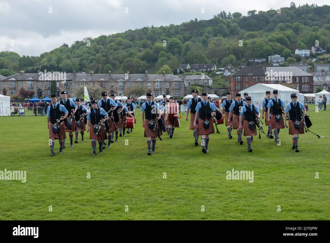 Greenock, Schottland, Großbritannien. 8.. Mai 2022. Die jährlichen Gourock Highland Games kehren nach einer zweijährigen Abwesenheit aufgrund der Covid-19-Pandemie zurück. Die Spiele feiern die schottische Kultur mit großen Wettbewerben für Pfeifen und Trommeln, Hochland-Tänzen und traditionellen Schwergewichtsveranstaltungen und finden im malerischen Battery Park statt. Kredit: Skully/Alamy Live Nachrichten Stockfoto