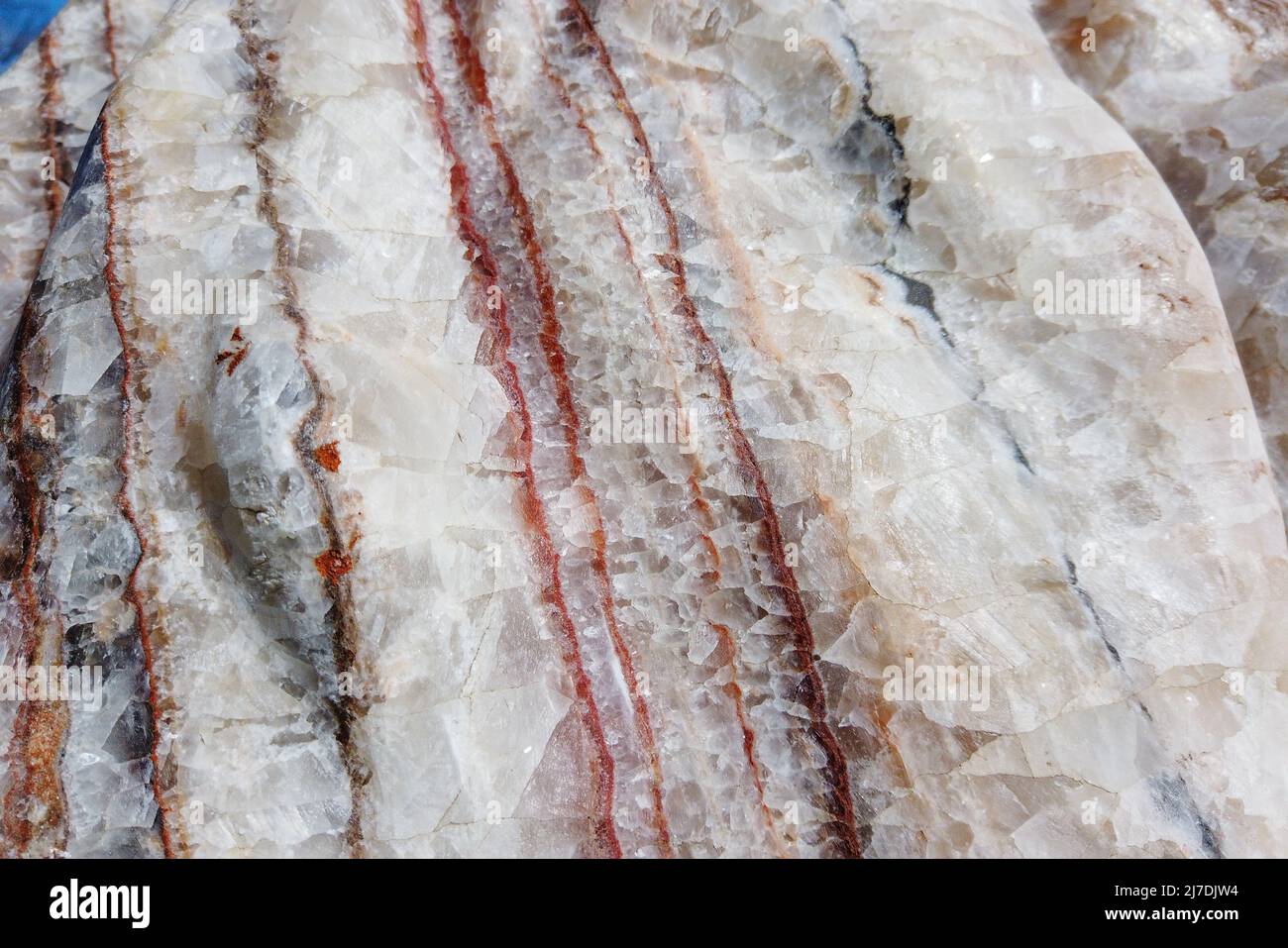 Travertin ist eine Form von terrestrischem Kalkstein, der um Mineralquellen, insbesondere heiße Quellen, abgelagert wird. Stockfoto