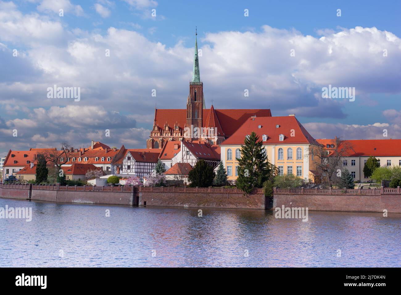 Polen, Breslau, 16. April 2022. Blick auf den Fluss Odra und die Insel Tumski. Altstadt von Breslau im Frühjahr 2022 Stockfoto