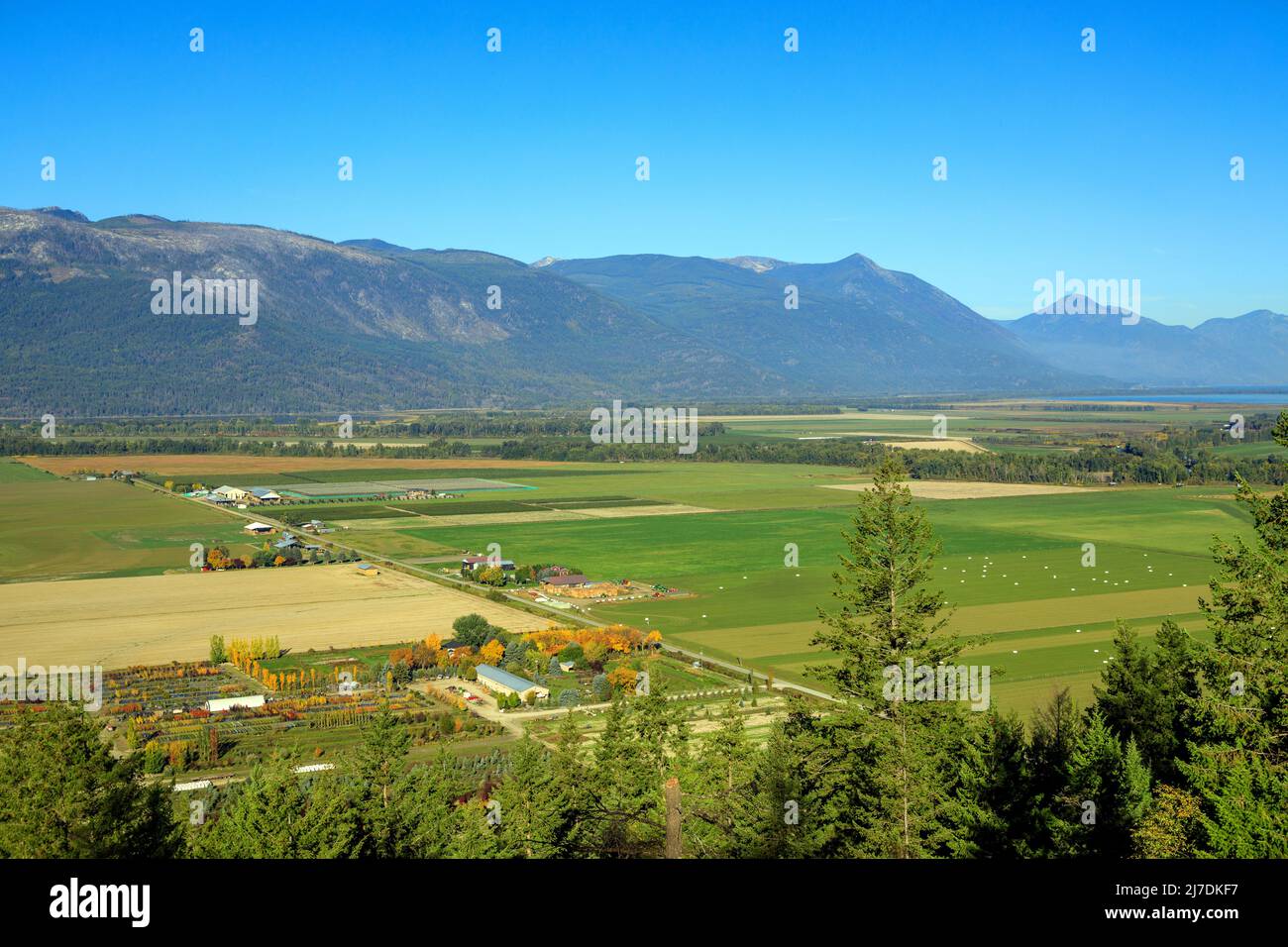 Kanadische Agrarlandschaft mit Ackerland und Landwirtschaft im Creston Valley in der Region Kootenay in der Nähe von Creston, British Columbia, kann Stockfoto