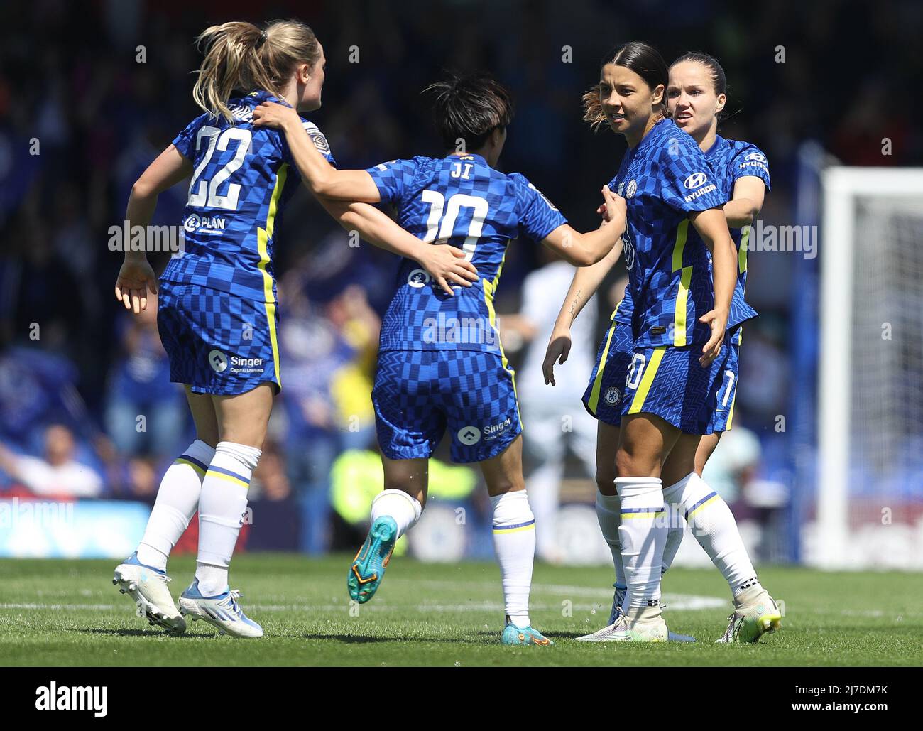 Kington upon Thames, England, 8.. Mai 2022. Sam Kerr von Chelsea feiert mit Teamkollegen, nachdem er beim FA Women's Super League-Spiel in Kingsmeadow, Kington upon Thames, den 2-2. Platz erreicht hat. Bildnachweis sollte lauten: Paul Terry / Sportimage Stockfoto