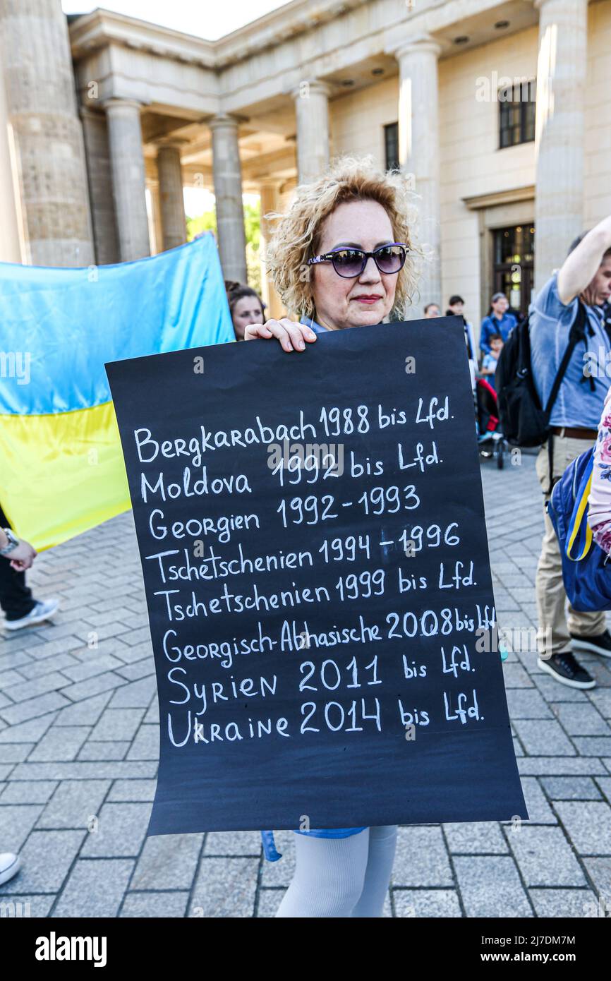8. Mai 2022, Warschau, Warschau, Polen: Kasachisch und Kirgisistan Protest in Berlin am Brandenburger Tor am Vorabend der Russiaâ €™s Victory Day, 9. Mai Kennzeichnung des Endes des Zweiten Weltkriegs. In diesem Jahr werden aufgrund des unprovozierten Angriffs auf die Ukraine antirussische und prorussische Proteste erwartet. (Bild: © Bianca Otero/ZUMA Press Wire) Stockfoto