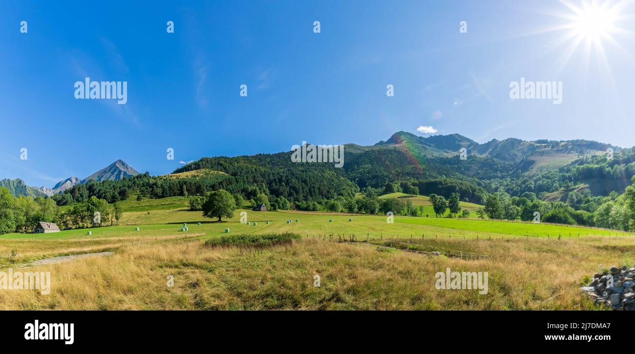 Authentische Pyrenäen-Scheunen mit Schieferdach und freiliegendem Stein im Aure-Tal. Herrliche Aussicht auf die Berge Stockfoto
