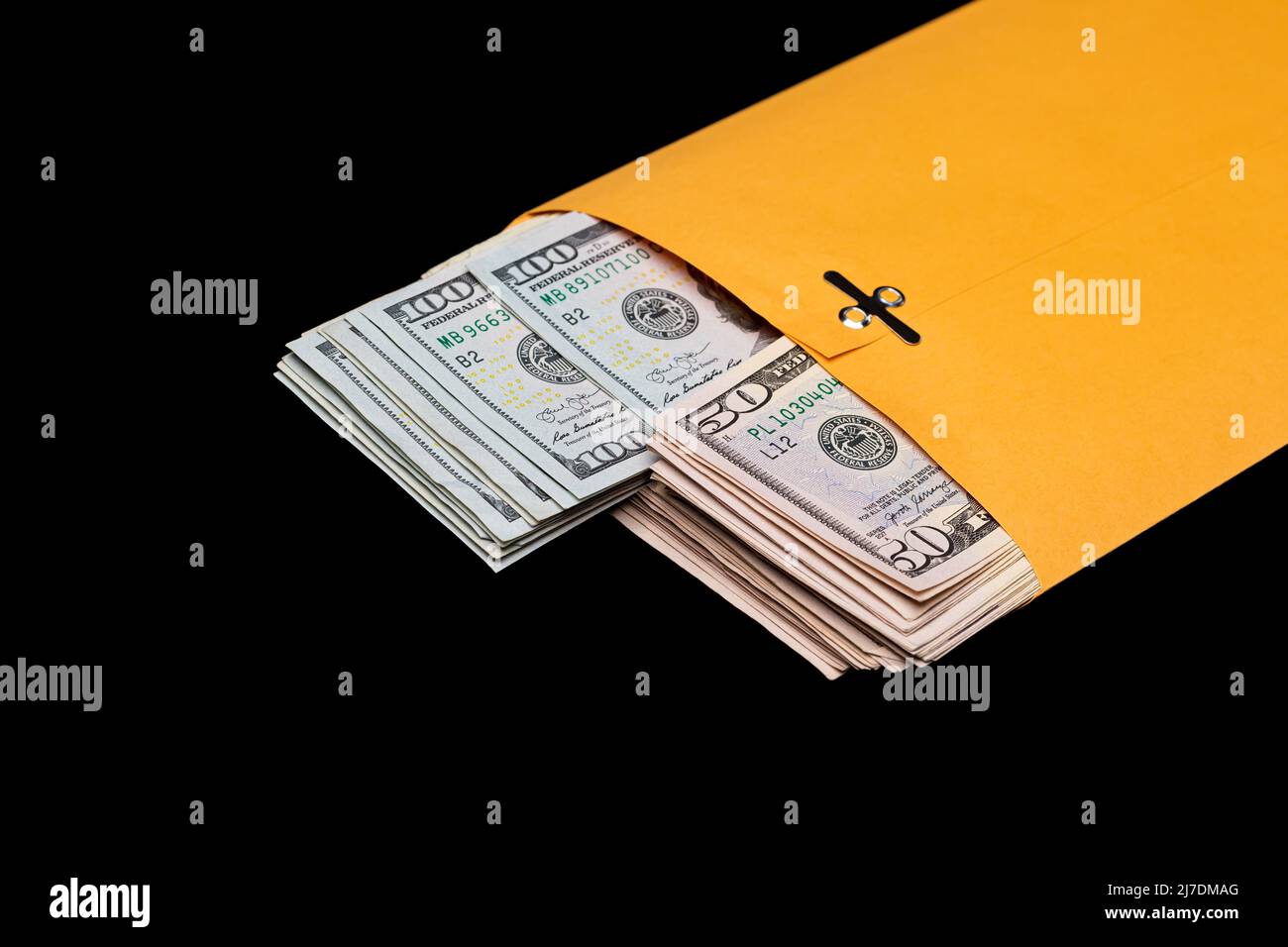 Bargeld in Umschlag isoliert auf schwarzem Hintergrund. Konzept von Bestechung, Kriminalität und Korruption. Stockfoto