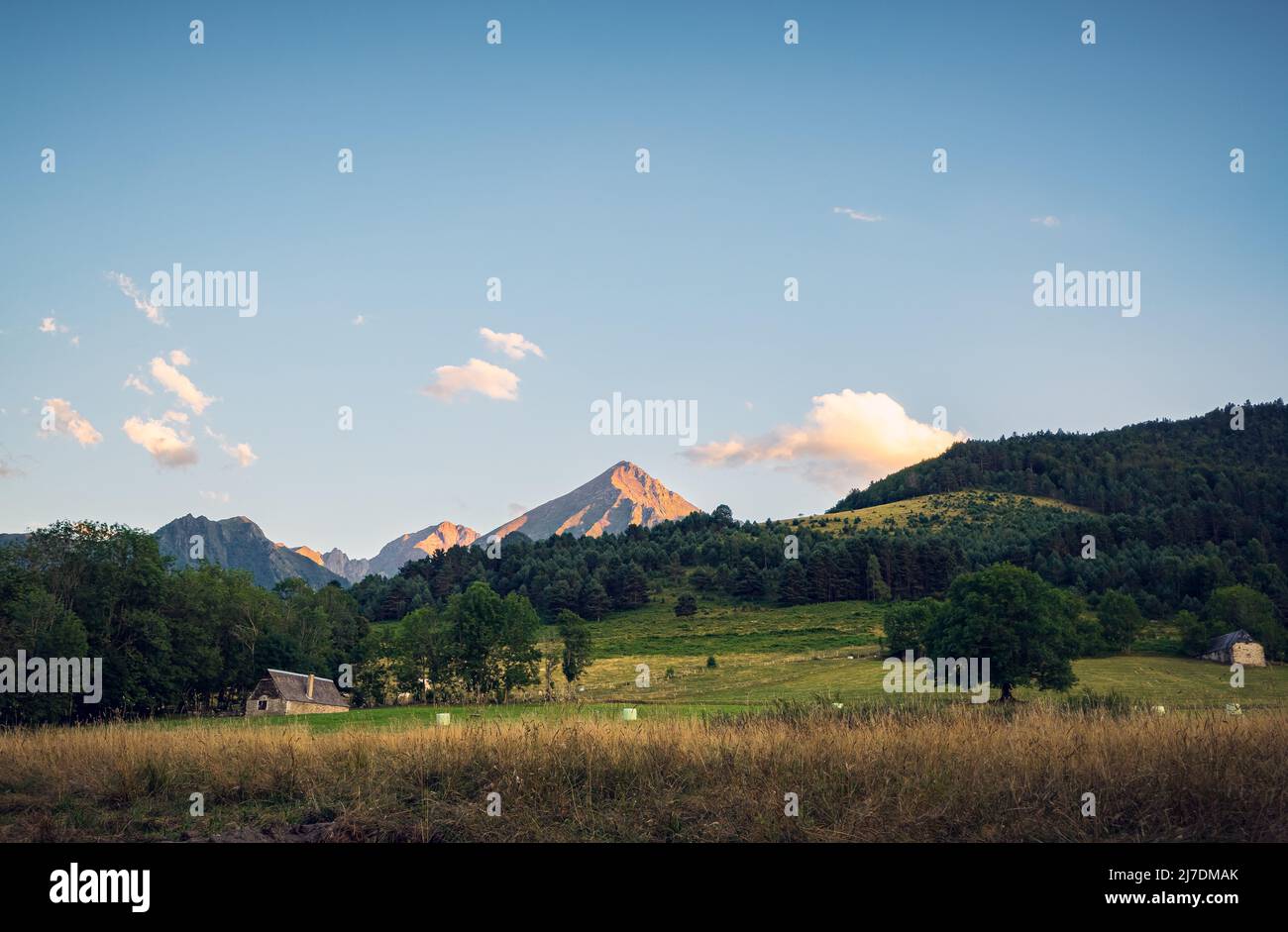 Authentische Pyrenäen-Scheunen mit Schieferdach und freiliegendem Stein im Aure-Tal. Herrliche Aussicht auf die Berge Stockfoto