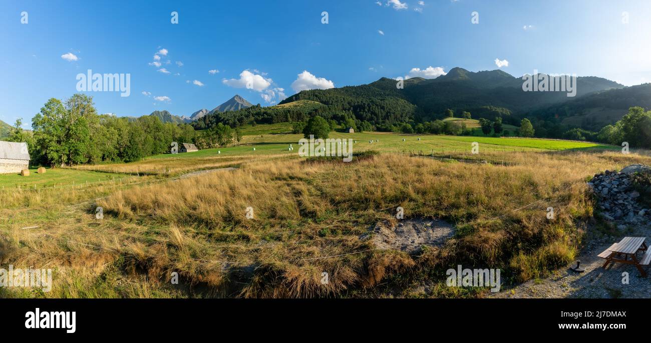Authentische Pyrenäen-Scheunen mit Schieferdach und freiliegendem Stein im Aure-Tal. Herrliche Aussicht auf die Berge im Panoramafenster Stockfoto