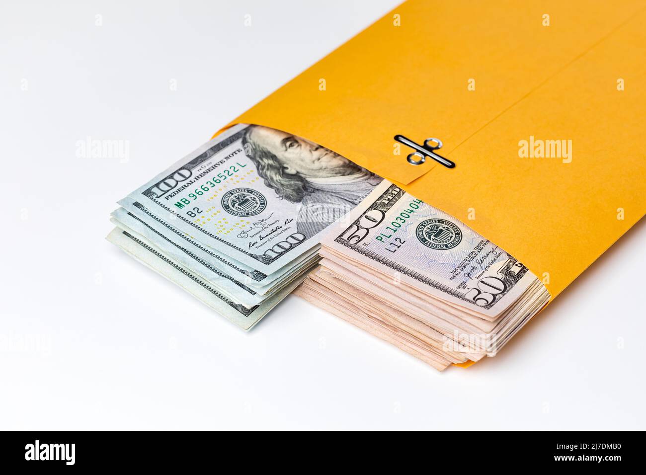 Bargeld in Umschlag isoliert auf weißem Hintergrund. Konzept von Bestechung, Kriminalität und Korruption. Stockfoto