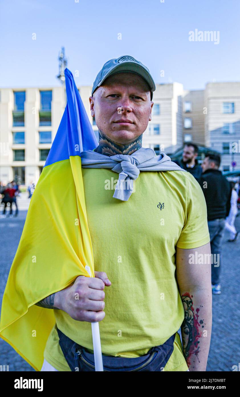 8. Mai 2022, Warschau, Warschau, Polen: Kasachisch und Kirgisistan Protest in Berlin am Brandenburger Tor am Vorabend der Russiaâ €™s Victory Day, 9. Mai Kennzeichnung des Endes des Zweiten Weltkriegs. In diesem Jahr werden aufgrund des unprovozierten Angriffs auf die Ukraine antirussische und prorussische Proteste erwartet. (Bild: © Bianca Otero/ZUMA Press Wire) Stockfoto