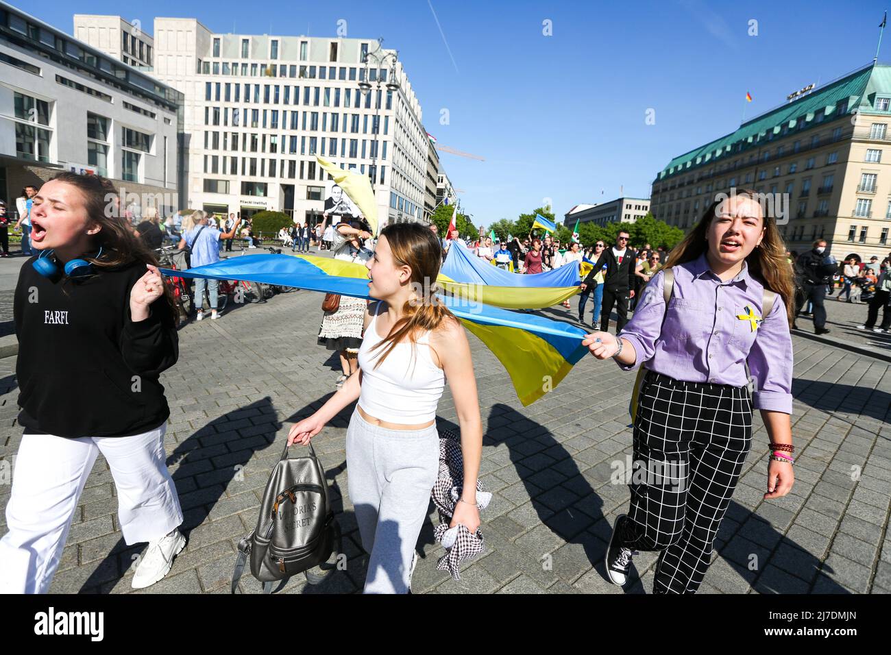 8. Mai 2022, Warschau, Warschau, Polen: Kasachisch und Kirgisistan Protest in Berlin am Brandenburger Tor am Vorabend der Russiaâ €™s Victory Day, 9. Mai Kennzeichnung des Endes des Zweiten Weltkriegs. In diesem Jahr werden aufgrund des unprovozierten Angriffs auf die Ukraine antirussische und prorussische Proteste erwartet. (Bild: © Bianca Otero/ZUMA Press Wire) Stockfoto